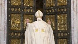 Папа Францішак адчыняе Святыя дзверы базілікі святога Пятра. Архіўнае фота