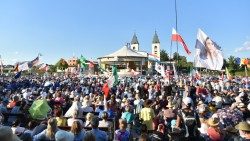 Medjugorje அன்னை ஆலயத்தில் இளைஞர்கள்