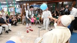 教皇フランシスコ、移動興行者やサーカス関係者との交流で　2024年7月31日　ローマ、オスティア・リド