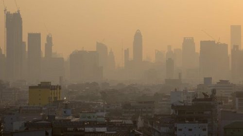 (FILE) In this file photo taken on January 27, 2023 residential and high-rise buildings are pictured shrouded in smog as the sun rises over Bangkok. - Some 2.4 million people in Thailand have sought hospital treatment for health problems linked to air pollution since the start of the year, health officials said, as toxic smog chokes Bangkok and the country's north. (Photo by Jack TAYLOR / AFP)