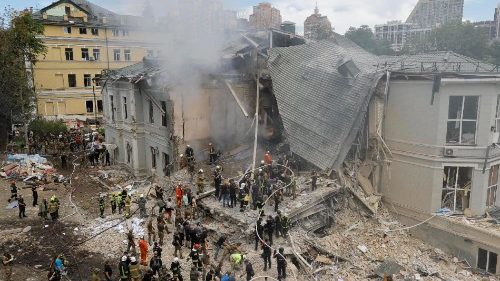 Soccorritori al lavoro tra le macerie dell'ospedale pediatrico di Kjiv, colpito questa mattina da un attacco missilistico russo